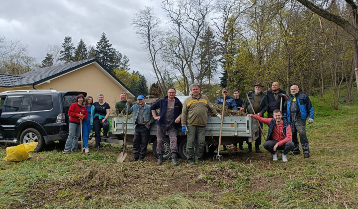 Aktuality / Poľovníci pomáhali pri čistení lesíka - foto