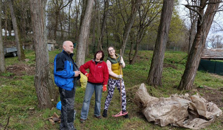 Aktuality / Poľovníci pomáhali pri čistení lesíka - foto