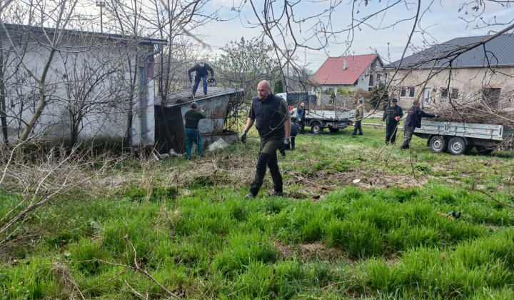 Aktuality / Poľovníci pomáhali pri čistení lesíka - foto