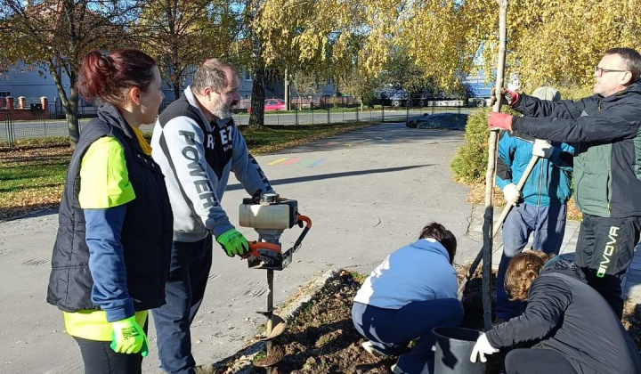 Aktuality / Sadili sme pre naše deti - foto
