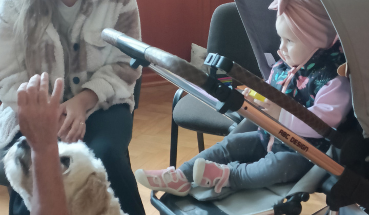 Aktuality / Canisterapia s Kvetkou potešila detičky našej obce - foto