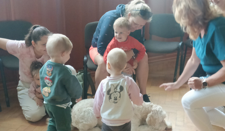 Aktuality / Canisterapia s Kvetkou potešila detičky našej obce - foto