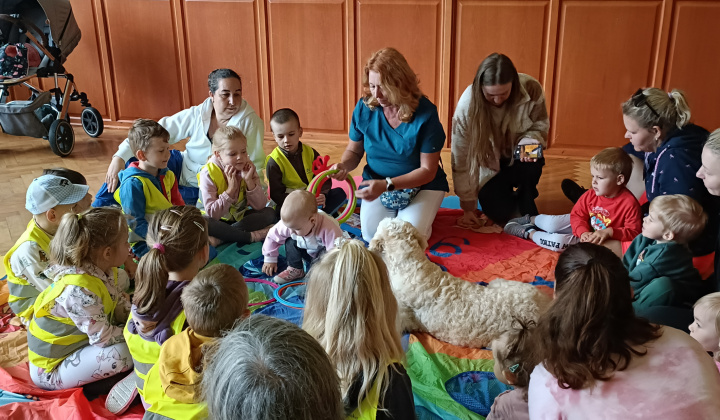 Aktuality / Canisterapia s Kvetkou potešila detičky našej obce - foto