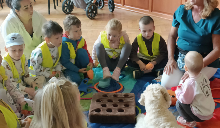 Aktuality / Canisterapia s Kvetkou potešila detičky našej obce - foto
