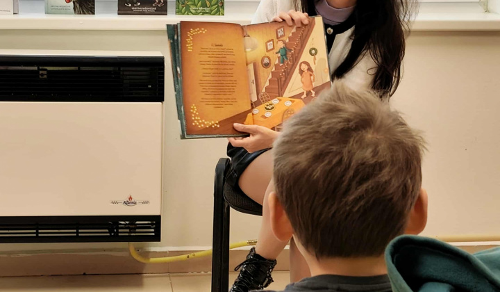 Aktuality / Beseda ''Malvínkine Vianoce'' so spisovateľkou Kristínou Mišovičovou  - foto