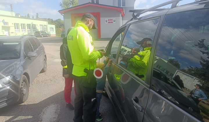 Aktuality / Deti z materskej školy rozdávali vodičom jabĺčka i citróny - foto