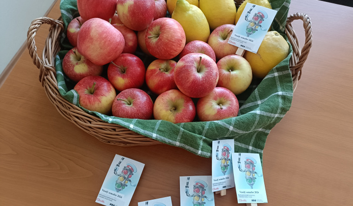 Aktuality / Deti z materskej školy rozdávali vodičom jabĺčka i citróny - foto