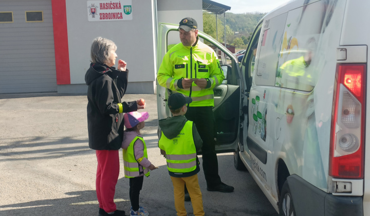 Aktuality / Deti z materskej školy rozdávali vodičom jabĺčka i citróny - foto