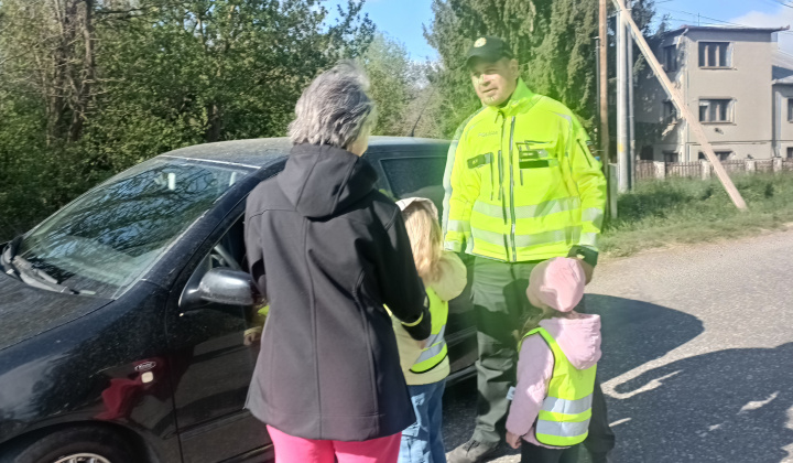 Aktuality / Deti z materskej školy rozdávali vodičom jabĺčka i citróny - foto