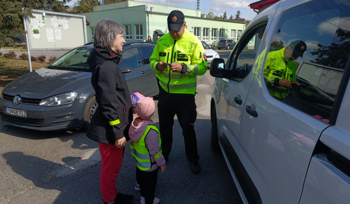 Aktuality / Deti z materskej školy rozdávali vodičom jabĺčka i citróny - foto